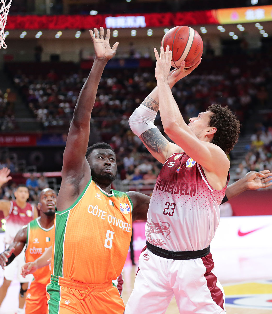 包含纽约尼克斯迎法国杯关键赛，今晚篮板制胜，悬念犹存，年轻球员得到机会的词条